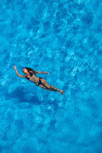 Hispanic Brunette Model At The Pool - Foto, Imagen