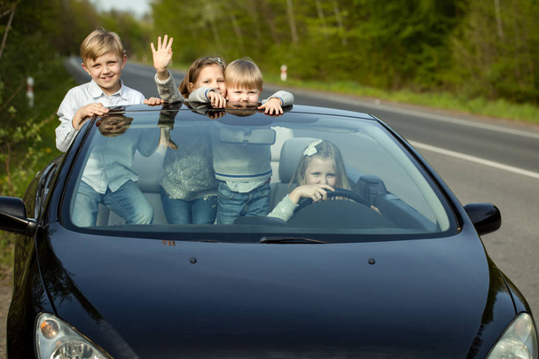 bambini felici amici in macchina
 - Foto, immagini