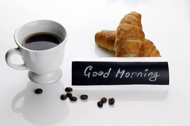 Morgens Kaffeetasse Croissant - Foto, Bild