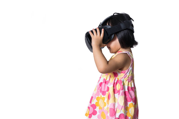 Asian Chinese little girl experiencing virtual reality - Foto, Imagen