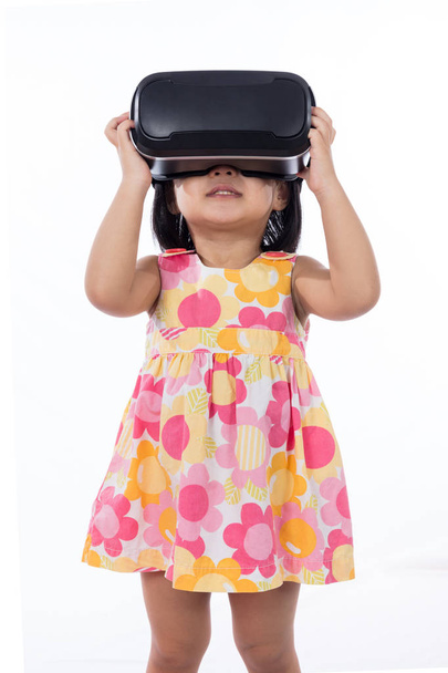 Asian Chinese little girl experiencing virtual reality - Фото, зображення