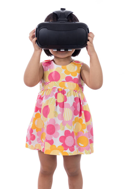 Asian Chinese little girl experiencing virtual reality - Foto, afbeelding
