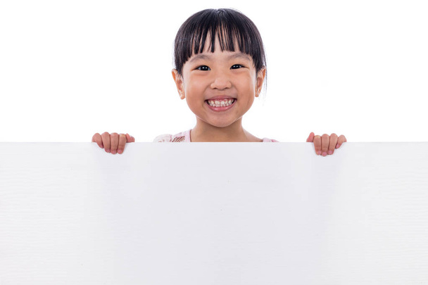 Asian Chinese little girl holding white board - Foto, afbeelding