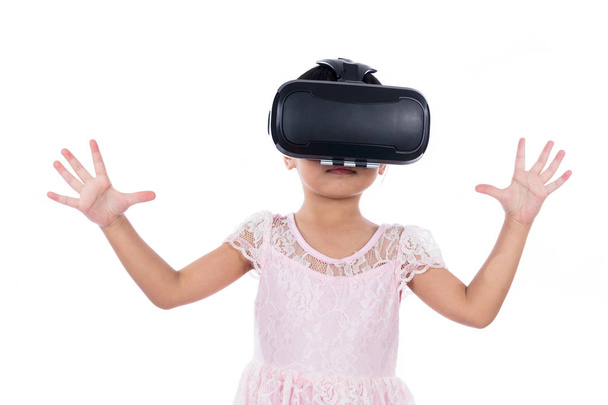 Asian Chinese little girl experiencing virtual reality - Fotoğraf, Görsel