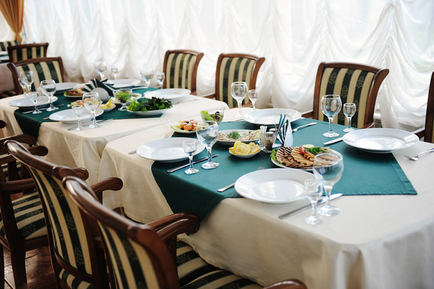 Restoranda masayı. Parlak iç. Salata ve aperatifler - Fotoğraf, Görsel