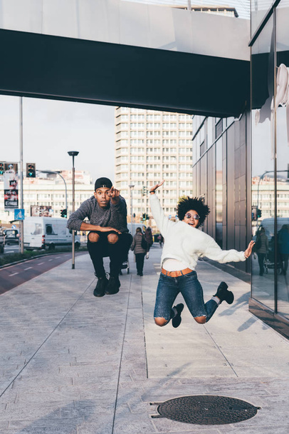 pareja saltando al aire libre en la ciudad
  - Foto, Imagen