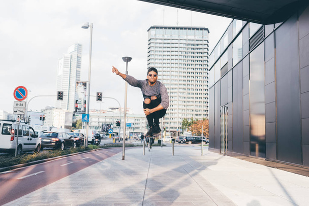 man jumping outdoor in city - Foto, Bild