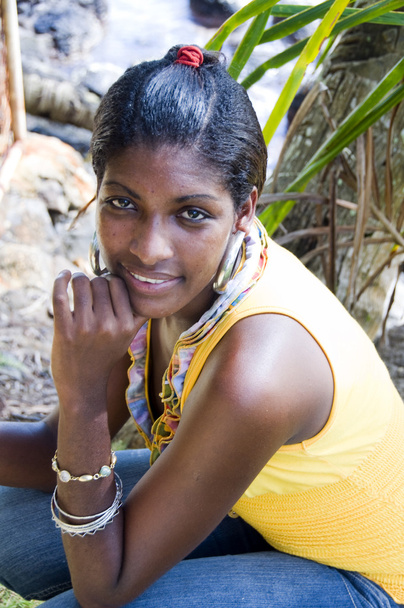 mujer negra bastante hispana nativa nicaragua retrato con palma
 - Foto, Imagen