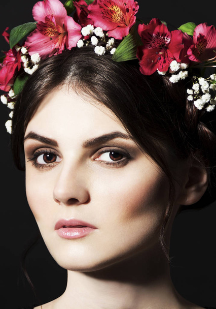 Beautiful woman with fresh flower rim on head and makeup - Foto, Imagem