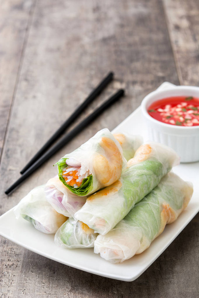 Vietnamese rolls with vegetables, rice noodles and prawns  - Φωτογραφία, εικόνα