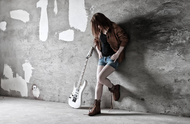 Grunge meisje met gitaar rock - Foto, afbeelding
