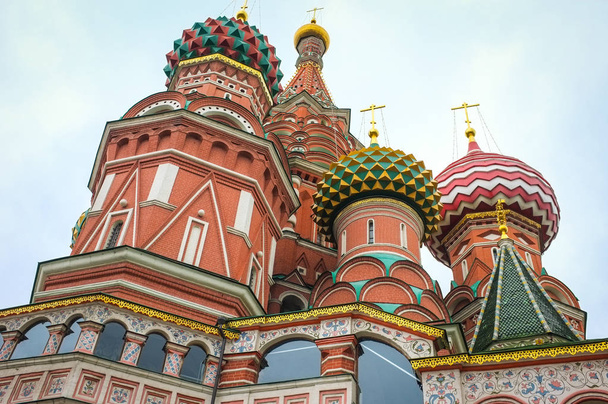 Η πρόσοψη της εκκλησίας του Αγίου Βασιλείου στην Κόκκινη πλατεία στο κέντρο της Μόσχας. Πιο δημοφιλή ορόσημα toursits στη Ρωσική Ομοσπονδία. - Φωτογραφία, εικόνα