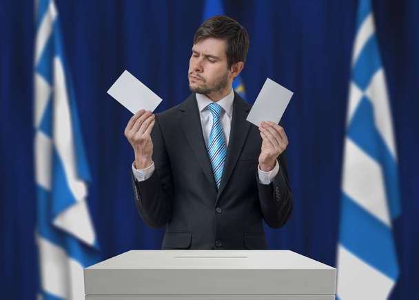 Vaalit Kreikassa. Päättämätön äänestäjä tekee päätöksen
. - Valokuva, kuva