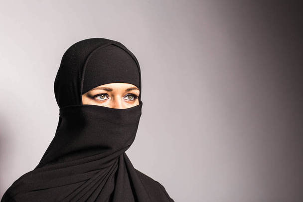 Türban veya niqab genç Arap kadın. - Fotoğraf, Görsel
