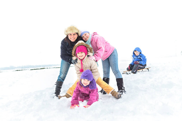 Onnellinen perhe nauttii talvella
 - Valokuva, kuva