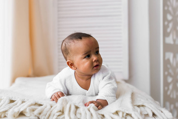 Afro-americano bebé mintiendo
 - Foto, imagen