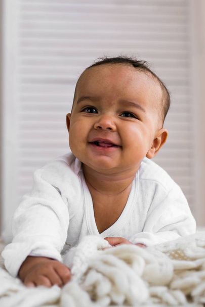 Egy aranyos kevert baby portré - Fotó, kép