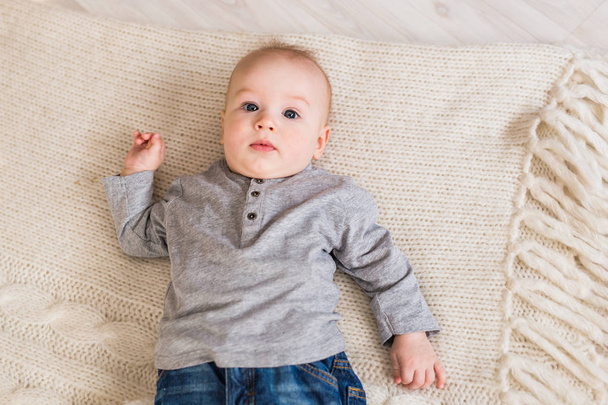 Portrait d'un mignon bébé garçon de 6 mois
 - Photo, image