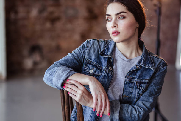 close-up portrait of beautiful young woman in casual clothes in a loft interior - Fotografie, Obrázek