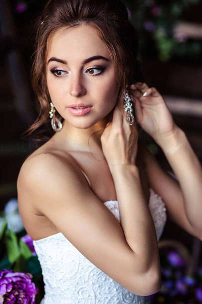 Gorgeous bride young woman in a wedding dress with perfect makeup and hairstyle - Zdjęcie, obraz