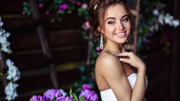 Gorgeous bride young woman in a wedding dress with perfect makeup and hairstyle - Foto, immagini
