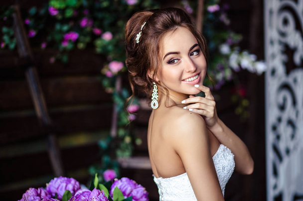 Gorgeous bride young woman in a wedding dress with perfect makeup and hairstyle - Fotografie, Obrázek