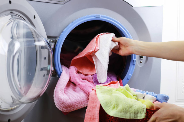 put cloth in washer - Foto, Imagem