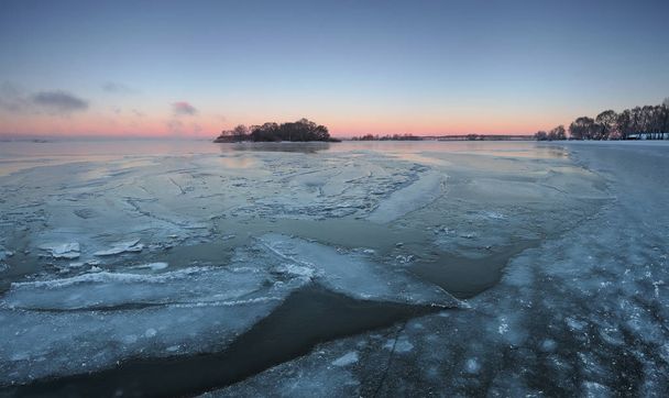 Ice in lake in the norning - Φωτογραφία, εικόνα