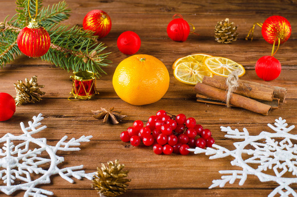 Christmas decor on a wooden table. - Foto, afbeelding