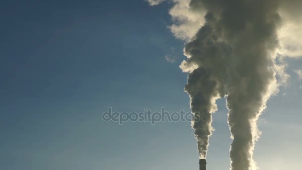 Kominy przemysłowe materiały emituje toksycznych zanieczyszczeń w niebo zanieczyszczających środowisko - Materiał filmowy, wideo