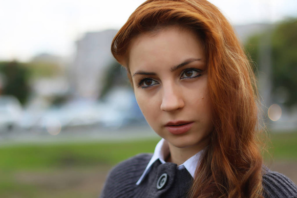 rudowłosa dziewczyna w jesiennej kurtce - Zdjęcie, obraz