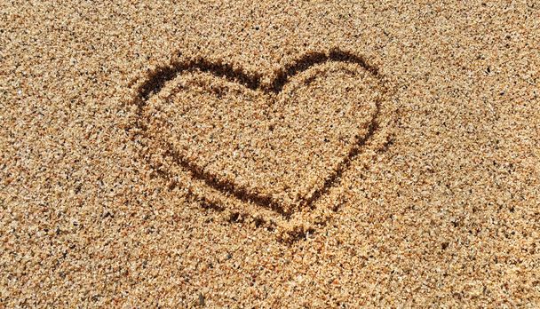 abstrakte Herzzeichnung im Sand  - Foto, Bild