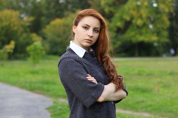 punatukkainen tyttö syksyllä takki - Valokuva, kuva