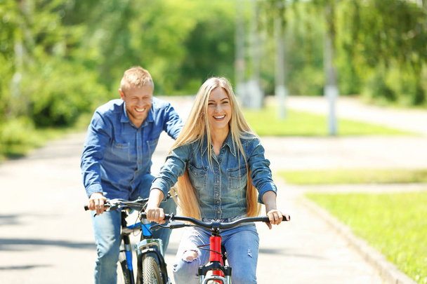 couple riding bicycle - Foto, afbeelding
