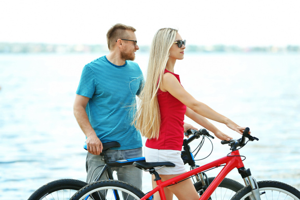 Szczęśliwa para z rowerów - Zdjęcie, obraz