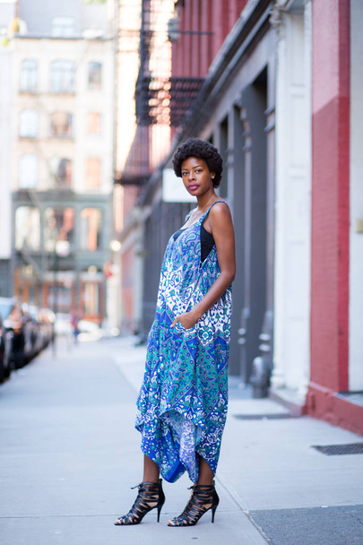 Porträt einer jungen modischen schwarzen Frau auf der Straße der Stadt - Foto, Bild