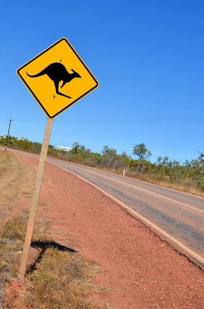 Dopravní značka v australském vnitrozemí - Fotografie, Obrázek