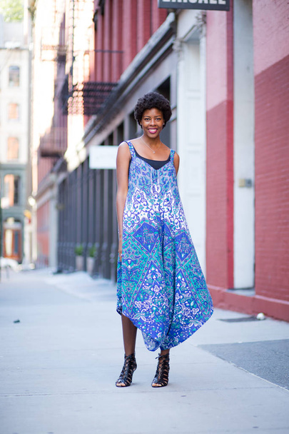 Retrato de jovem mulher negra na moda na rua da cidade
 - Foto, Imagem