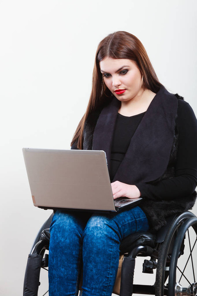 Жінка-інвалід з ноутбуком на інвалідному візку
. - Фото, зображення