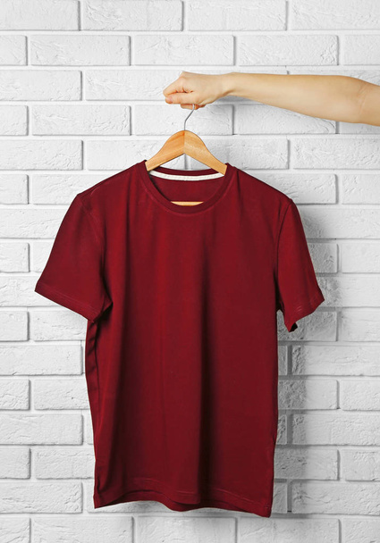 Blank maroon t-shirt - Φωτογραφία, εικόνα