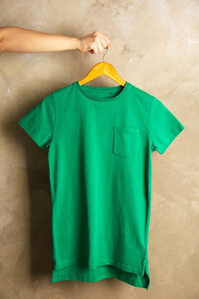 Blank green t-shirt - Φωτογραφία, εικόνα