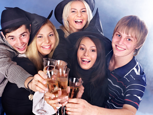 Grupo joven beber champán
. - Foto, imagen