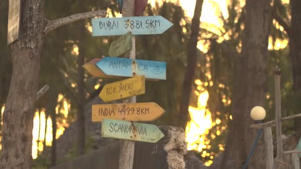 CHIUSURA: Segnaletica in legno che mostra le distanze verso i principali paesi e città
 - Filmati, video