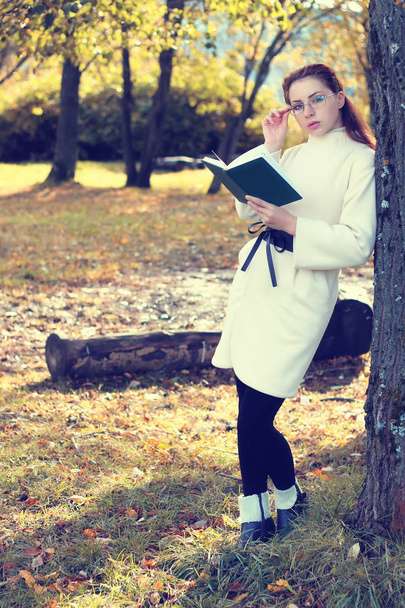 meisje in een park lopen herfst alleen - Foto, afbeelding