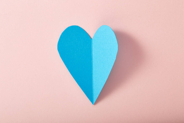Blue paper heart on pink paper - Φωτογραφία, εικόνα