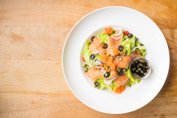 Salada de salmão em prato branco
 - Foto, Imagem