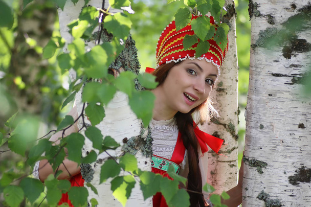 Slave en tenue traditionnelle se cachant derrière les arbres
 - Photo, image