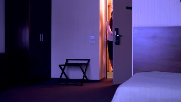 Vrouw haar kamer binnenkomt en draaide op het licht - Video