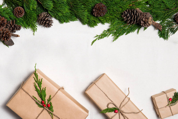 Presentes de Natal. Pacotes embrulhados em papel kraft amarrado com juta
 - Foto, Imagem