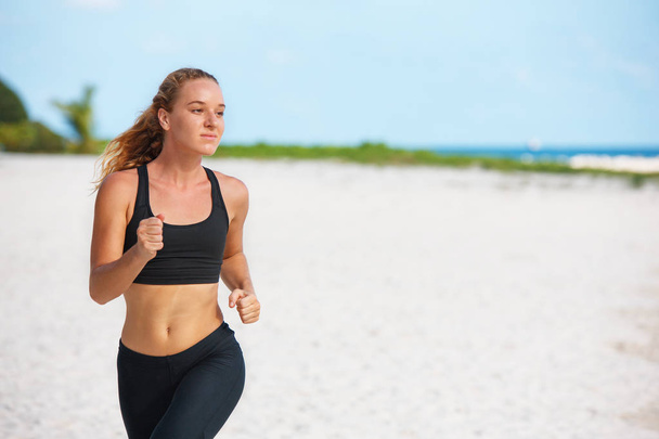jeune femme fitness courir à la plage
 - Photo, image